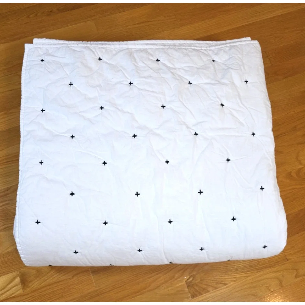 Brooklinen Black Lorimer Lightweight Quilt Queen White Black Cross Stitch Cotton